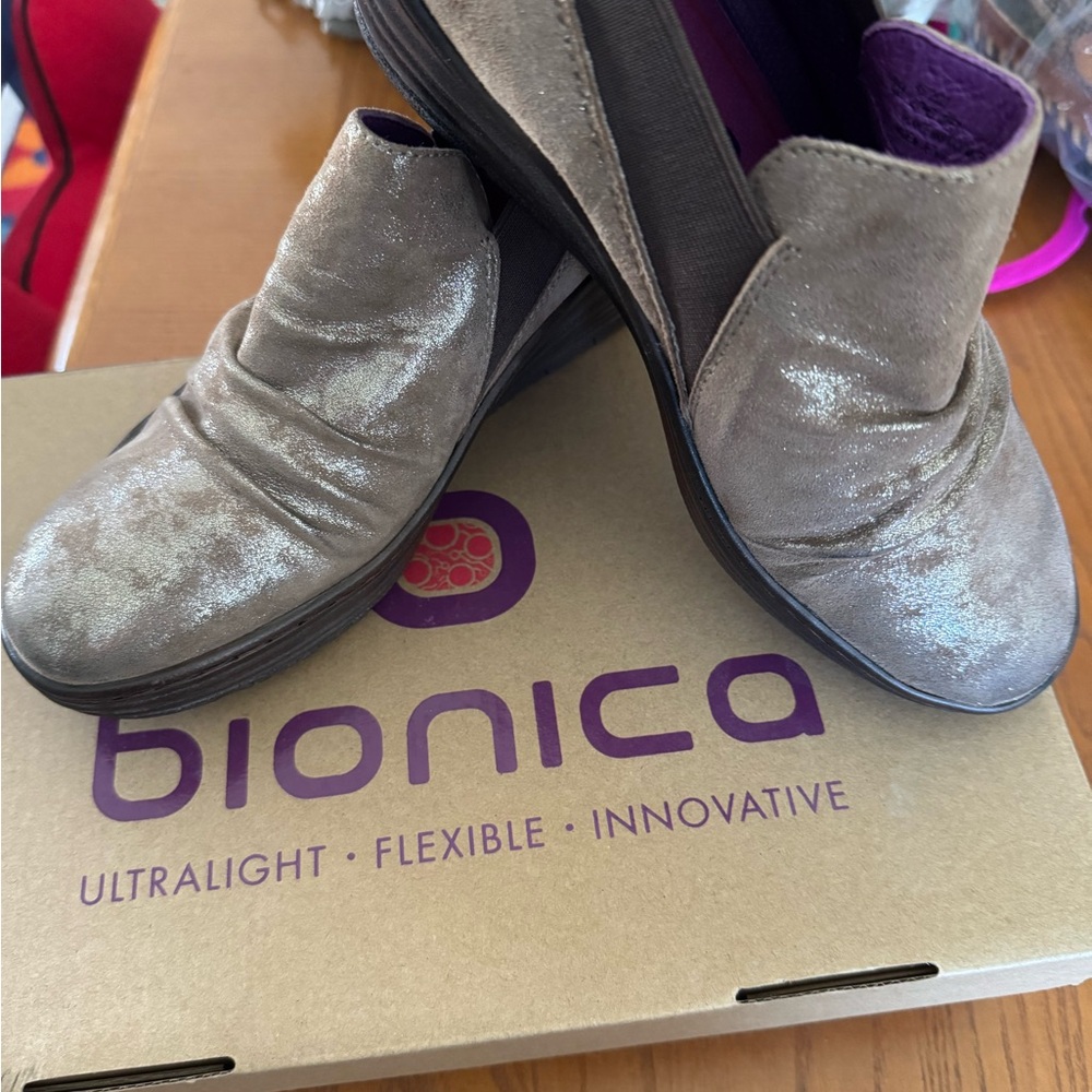 Bionica Gray/Gold Wedge Shoes with Metallic Sheen! Excellent condition!